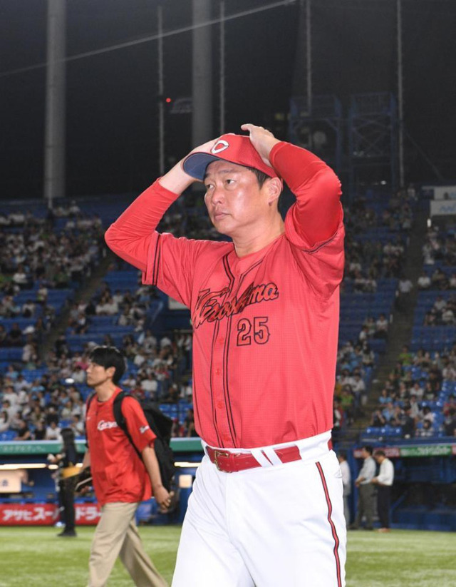 カープ新井監督9月歴史的失速も「頑張れー！」と神宮球場カープファン激励