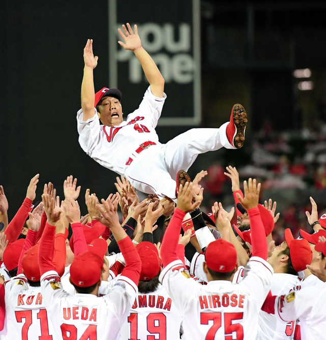 天谷宗一郎引退セレモニー胴上げ