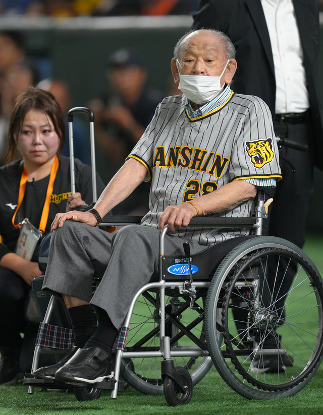 元カープ江夏豊が巨人阪神OB戦に車椅子