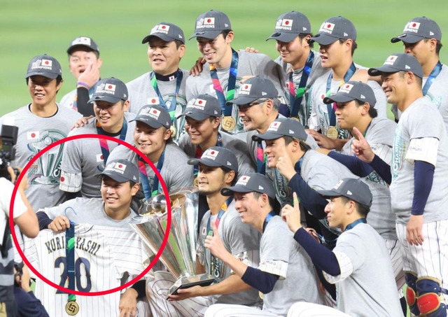 カープ栗林中日高橋宏斗のタオルを貰う