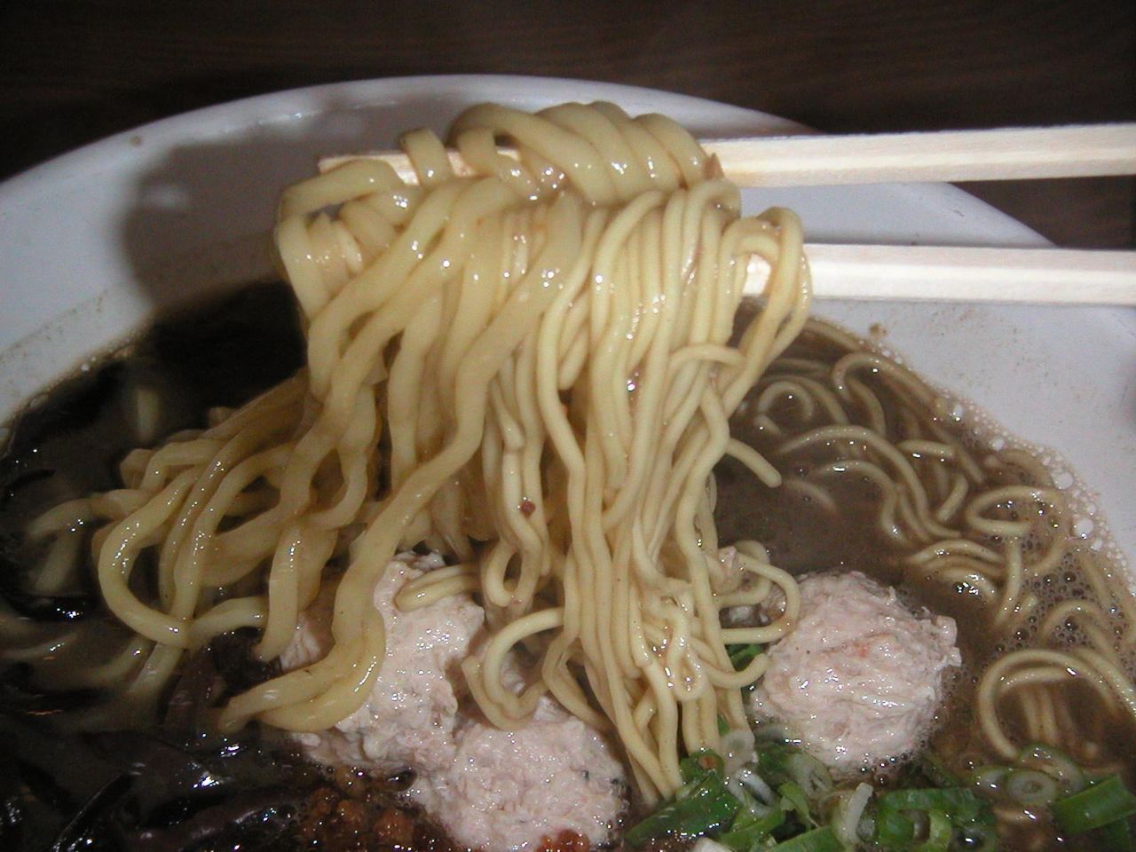 左は中太麺、右は細麺