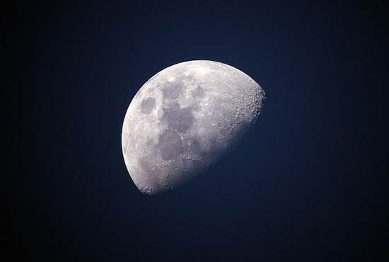 moon-1527501_640