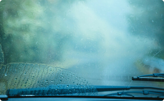 雨の日の車