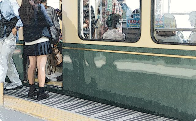 電車に乗る女子高生