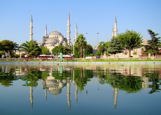 Blue_Mosque_Istanbul_Mirrored