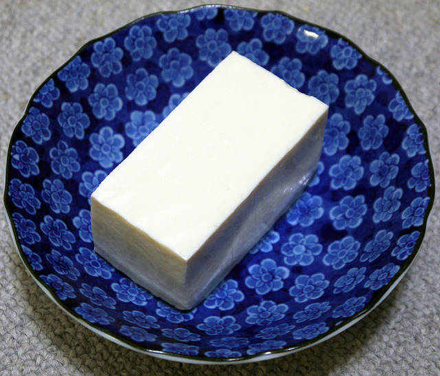 800px-Japanese_SilkyTofu_(Kinugoshi_Tofu)