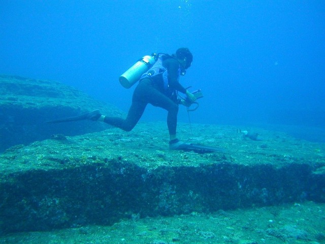 Yonaguni_Ruins_Scuba