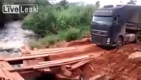 Dangerous Bridges VS Amazing Truck Driver Skills