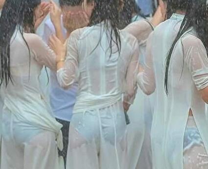 ベトナムのアオザイ女学生集団、大雨で下着が透け透けｗｗｗｗｗｗ