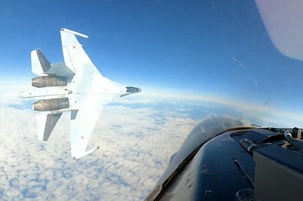 Russian-jet-buzzes-US-fighter-off-Alaskafw1