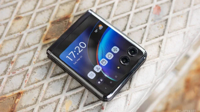 Razr+ hinge looks suspiciously like the one inside the Galaxy Z Flip 4