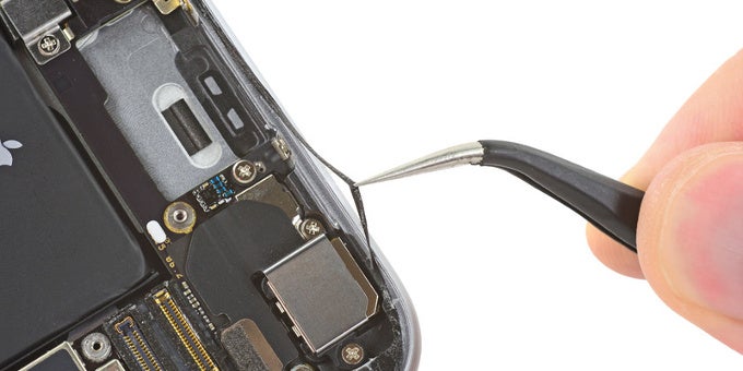 A closer look at the iPhone 6s, 6s Plus&#039; insides reveals they might be more water-resistant than you think