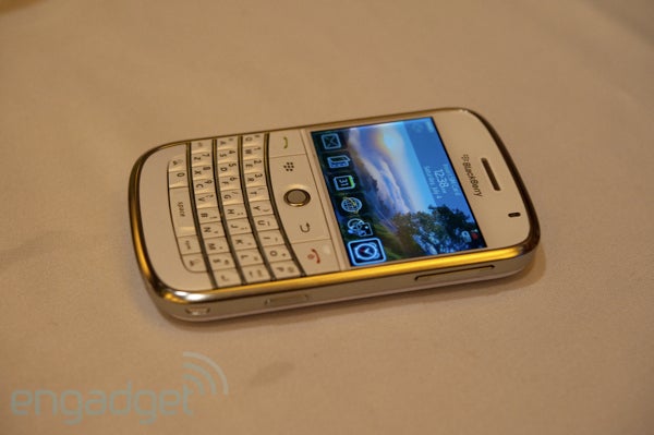 AT&amp;T confirms White BlackBerry Bold for October 18th