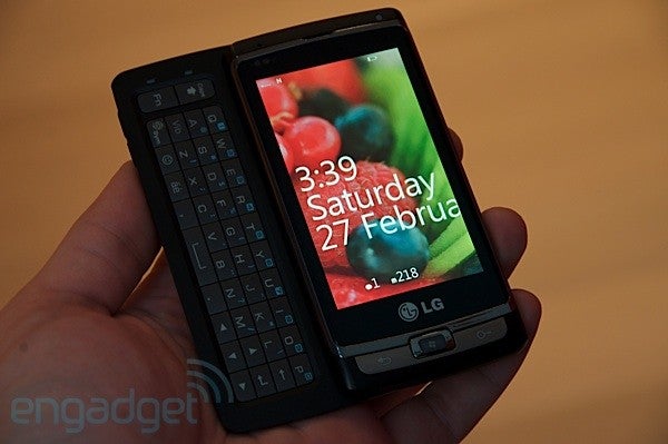 LG&#039;s prototype Windows Phone 7 Series handset gets previewed during the Engadget Show