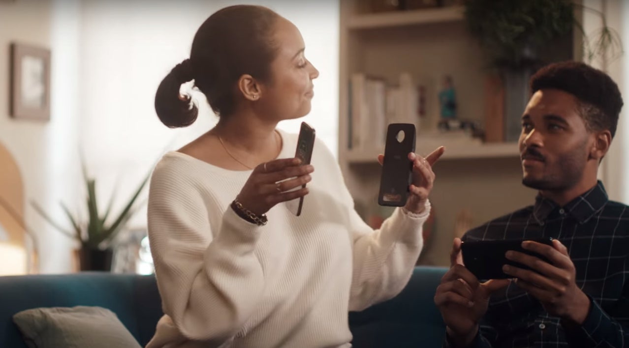 Motorola to Samsung: We love your new Galaxy ad, but here&#039;s a better ending to it