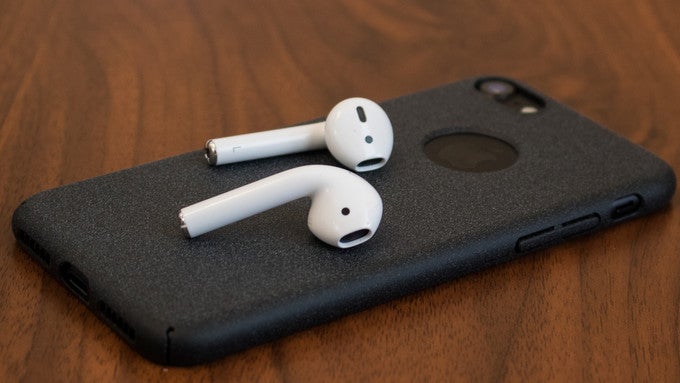 Apple&#039;s headphones, the AirPods, have been a market success - Apple working on a pair of over-ear headphones, analyst suggests