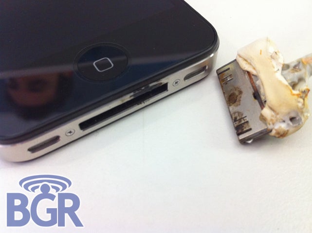 iPhone 4&#039;s USB port catches on fire and subsequently melts cable