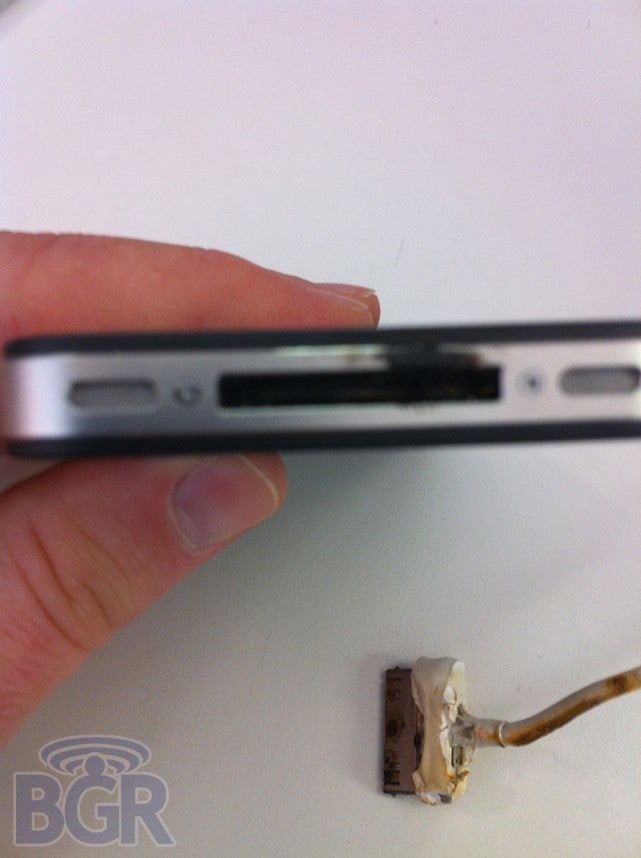 iPhone 4&#039;s USB port catches on fire and subsequently melts cable