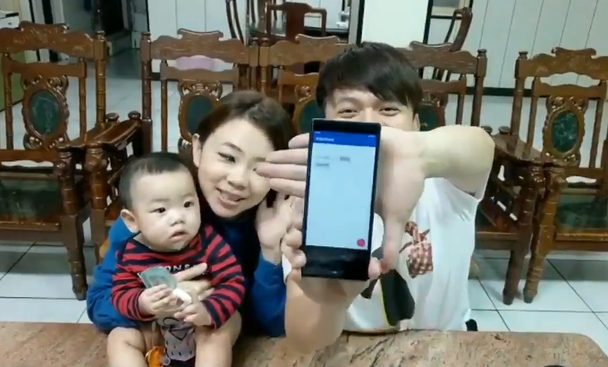 The baby seems impressed, that&#039;s a good sign for Sony! - The tall-screened Xperia XA3 appears in the flesh in a hands-on video