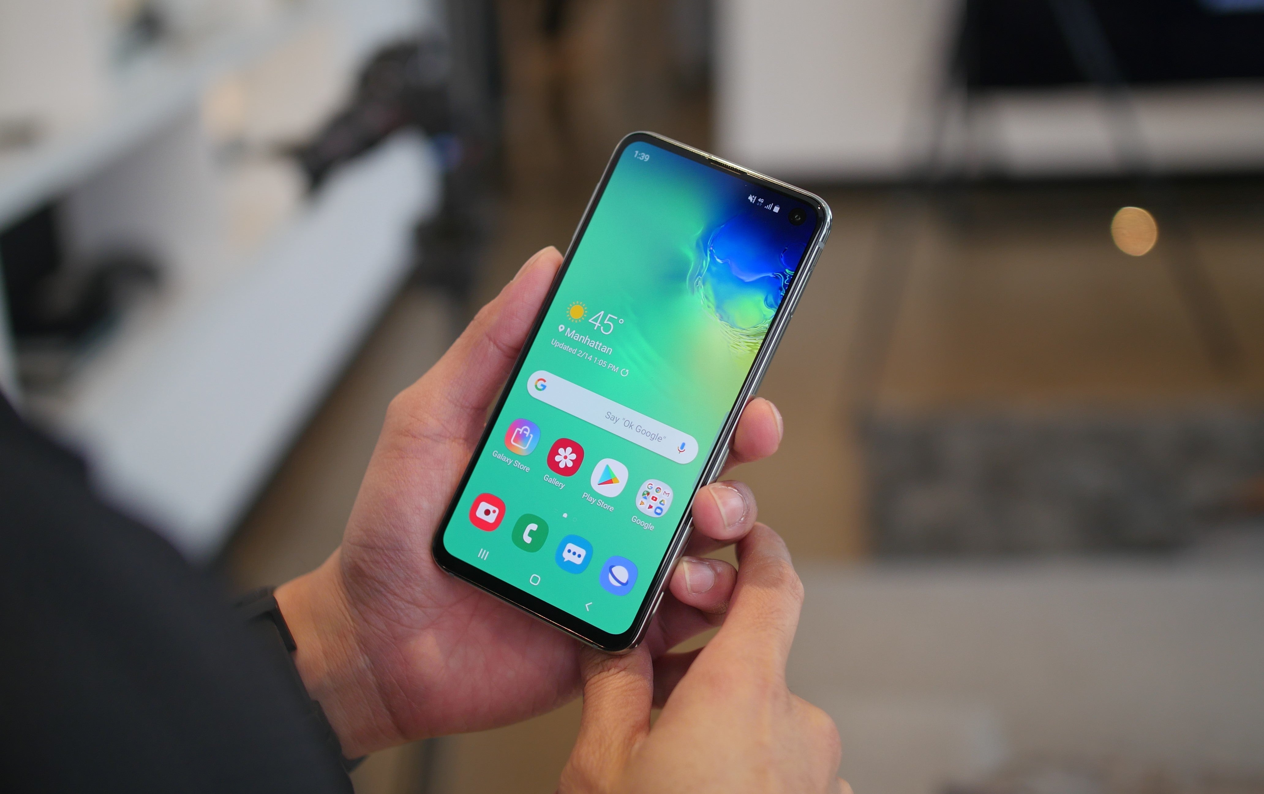 The wallpaper is cleverly hiding the display hole - The new Samsung Galaxy S10, S10+, S10e, S10 5G smartphones are official, here&#039;s everything you need to know!