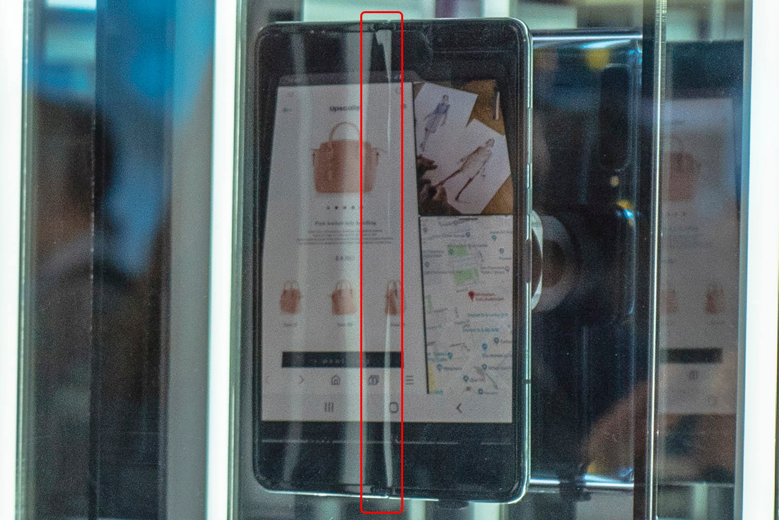 Samsung&#039;s Galaxy Fold display has a crease right in the middle