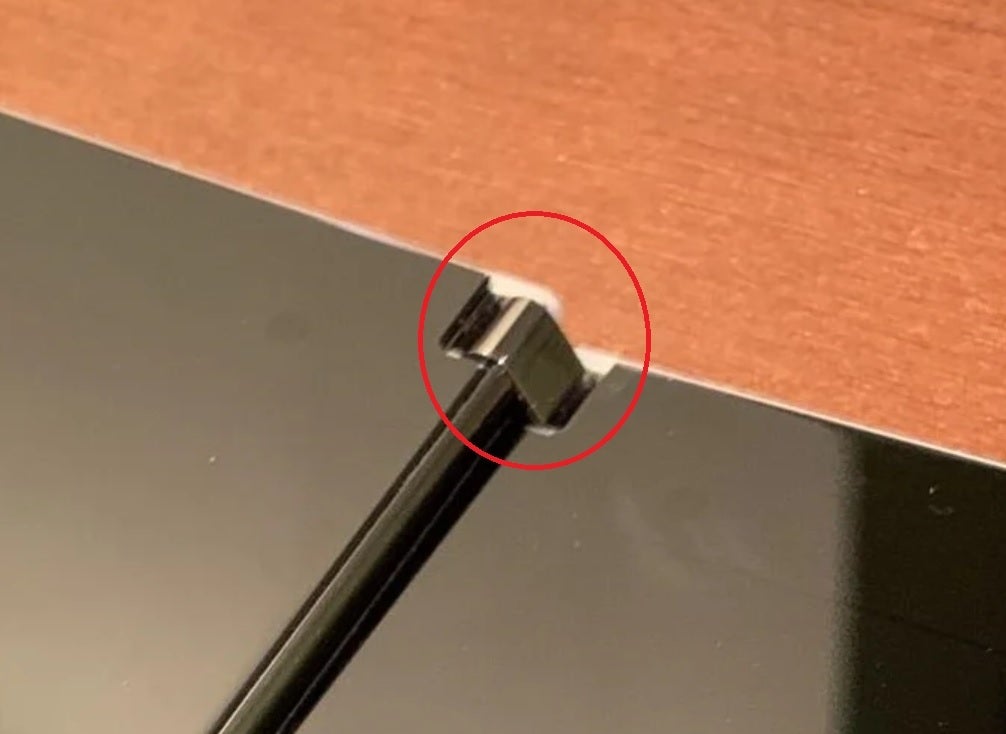 Some Surface Duo users are having problems with the phone&#039;s hinge - Surface Duo users are complaining about a very serious hardware problem