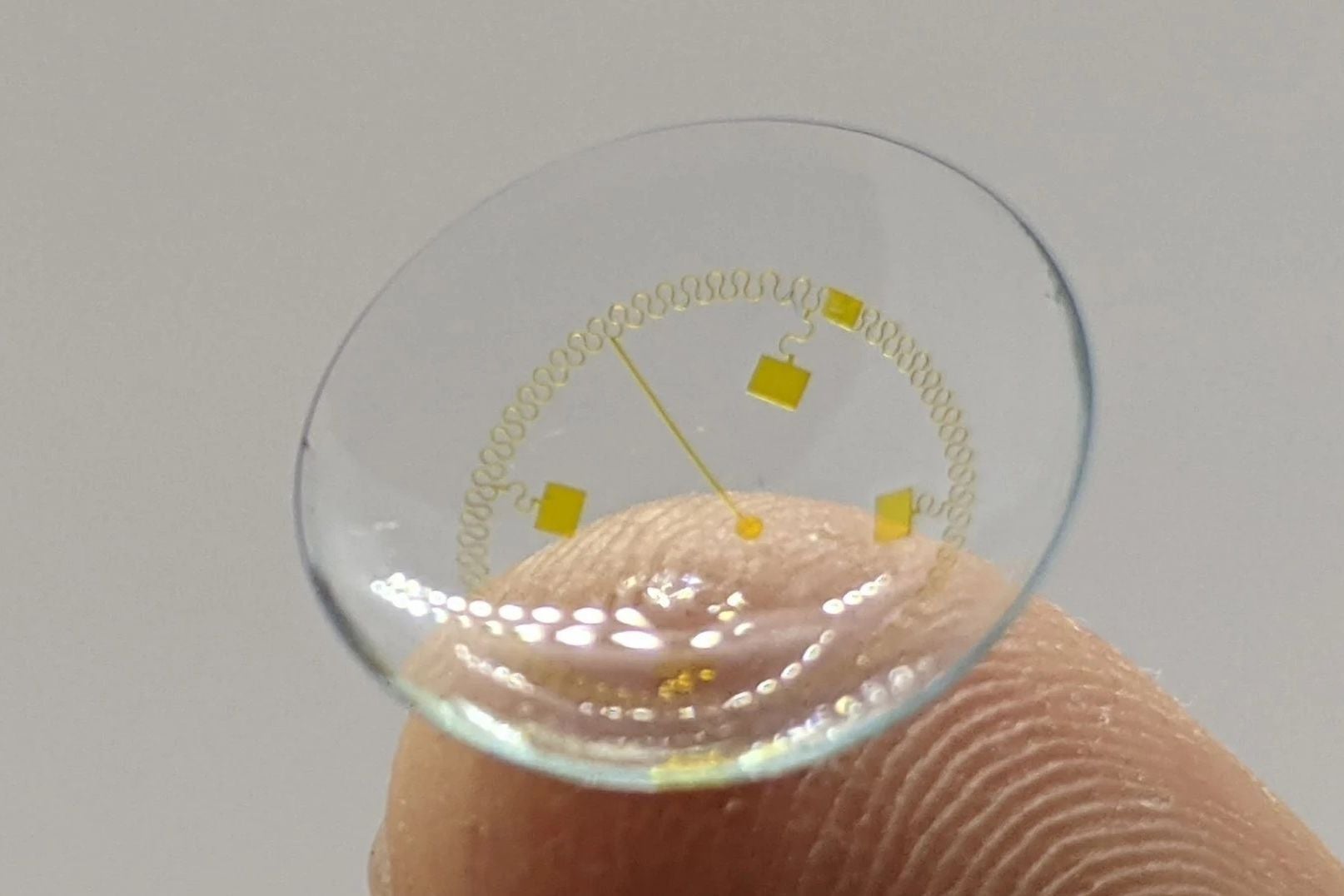 Smart contact lenses may arrive sooner than expected