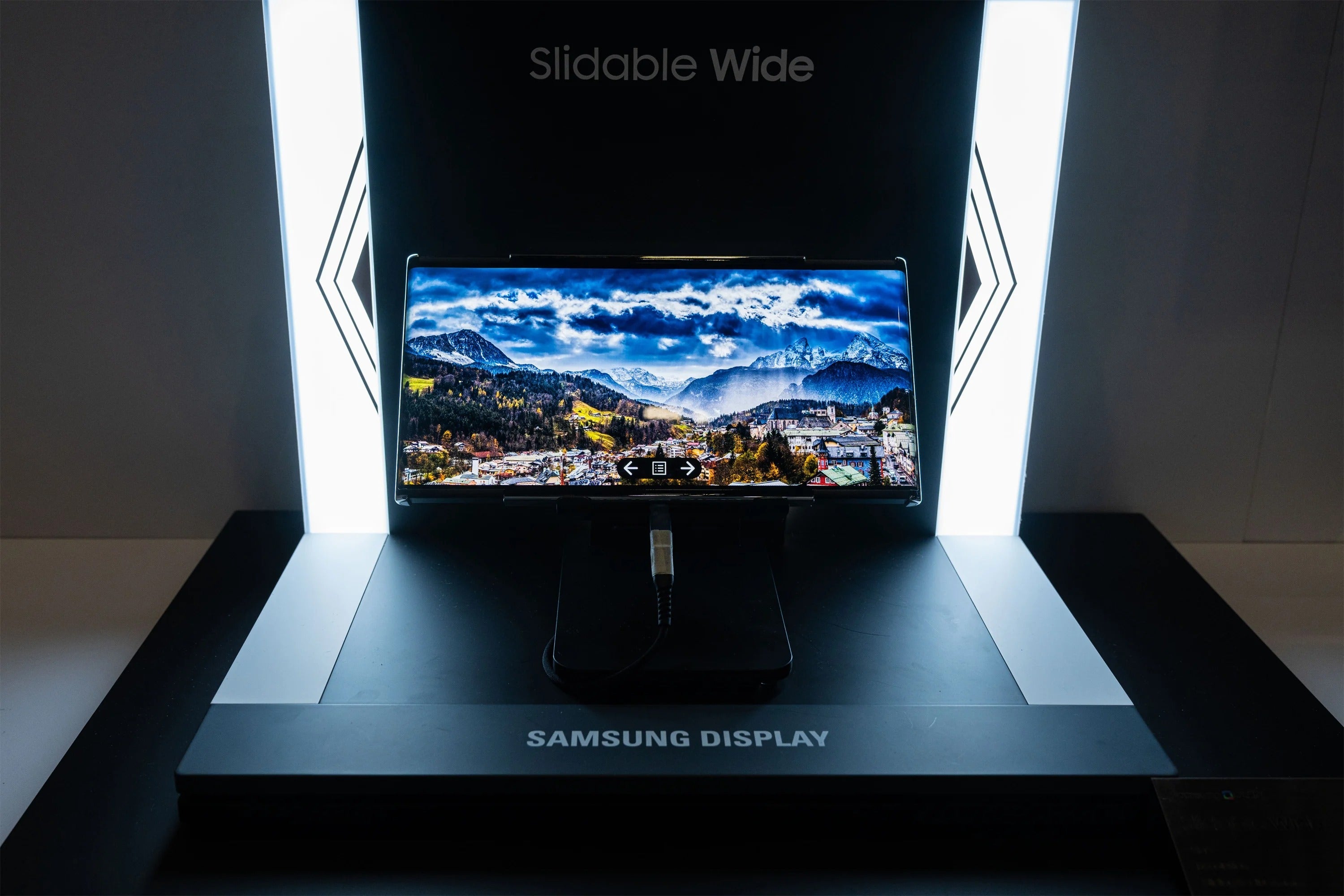 Samsung&#039;s 8&quot;-12&quot; Flex Slide prototype device - Samsung shows wild tri-foldable devices and an 8&quot;-12&quot; vertical slider at Display Week 2022