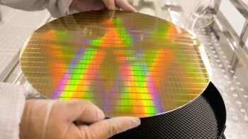 A wafer from which cutting-edge chipsets will be diced - President Biden gets a peek at Samsung&#039;s 3nm process node for next-gen chipsets