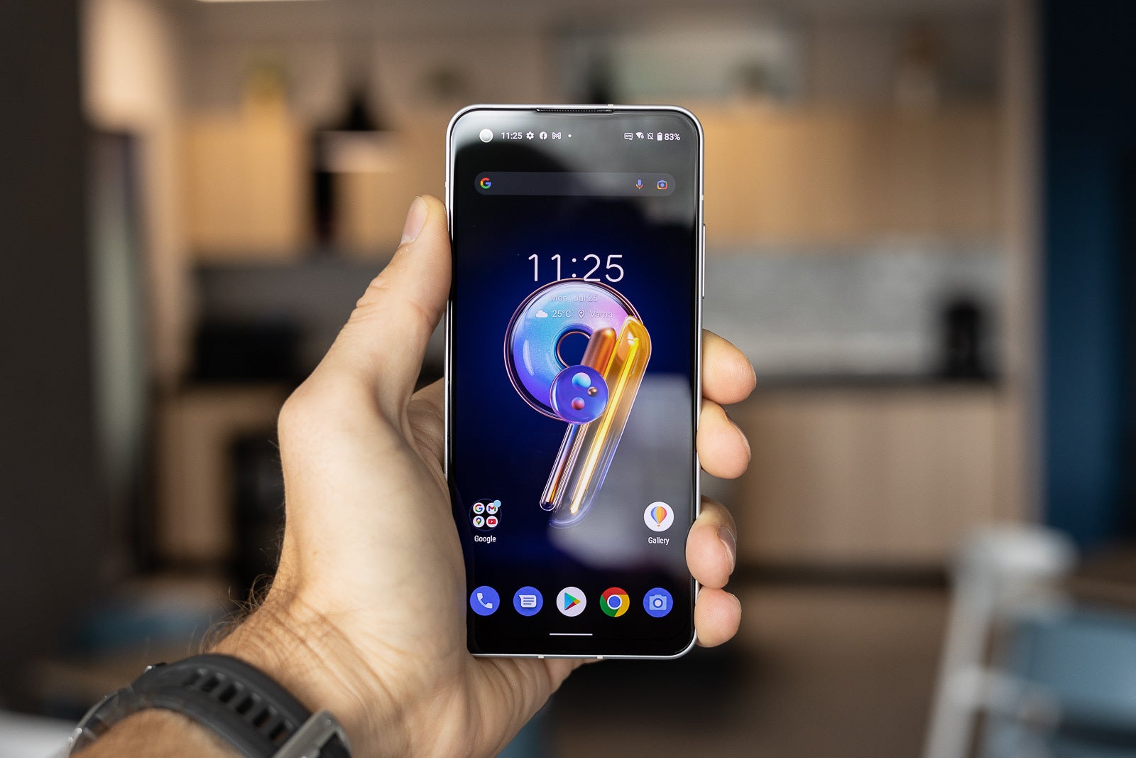 You can reach across but it&#039;s getting harder vertically - In search of the perfect compact phone: Asus ZenFone 9