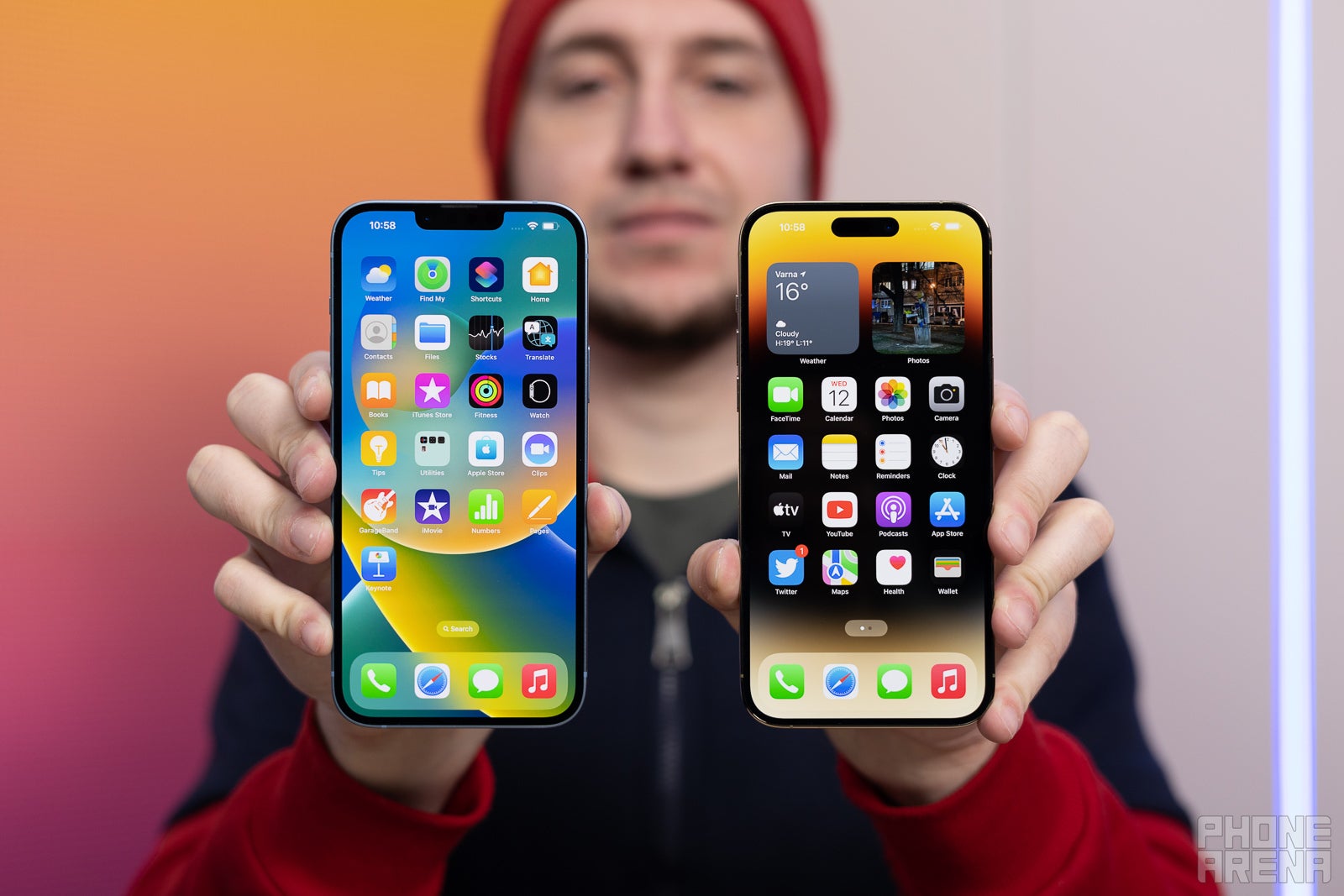 iPhone 14 Plus (left), which keeps the old notched design, next to iPhone 14 Pro Max (right) and its new Dynamic Island - iPhone 14 and 15: Apple is finally conforming with the competition (against its will), and I&#039;m all for it