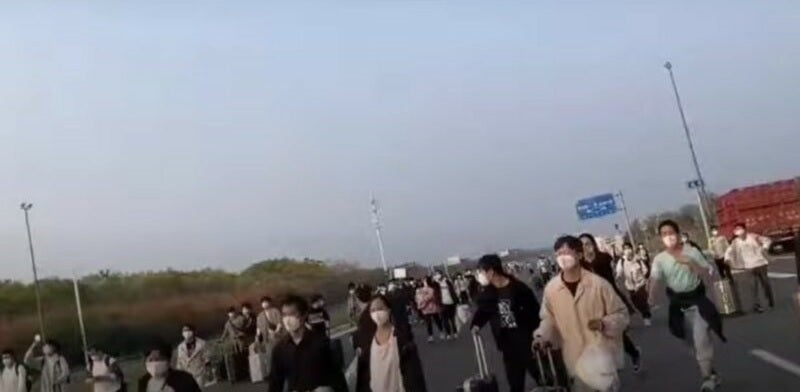 Screenshot from video shows Foxconn workers in Zhengzhou leaving the plant&#039;s campus - Worried about iPhone 14 Pro shortages for Christmas, Foxconn comes up with a Hail Mary play