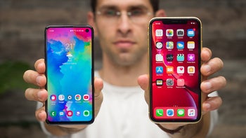 Samsung Galaxy S10e vs Apple iPhone XR