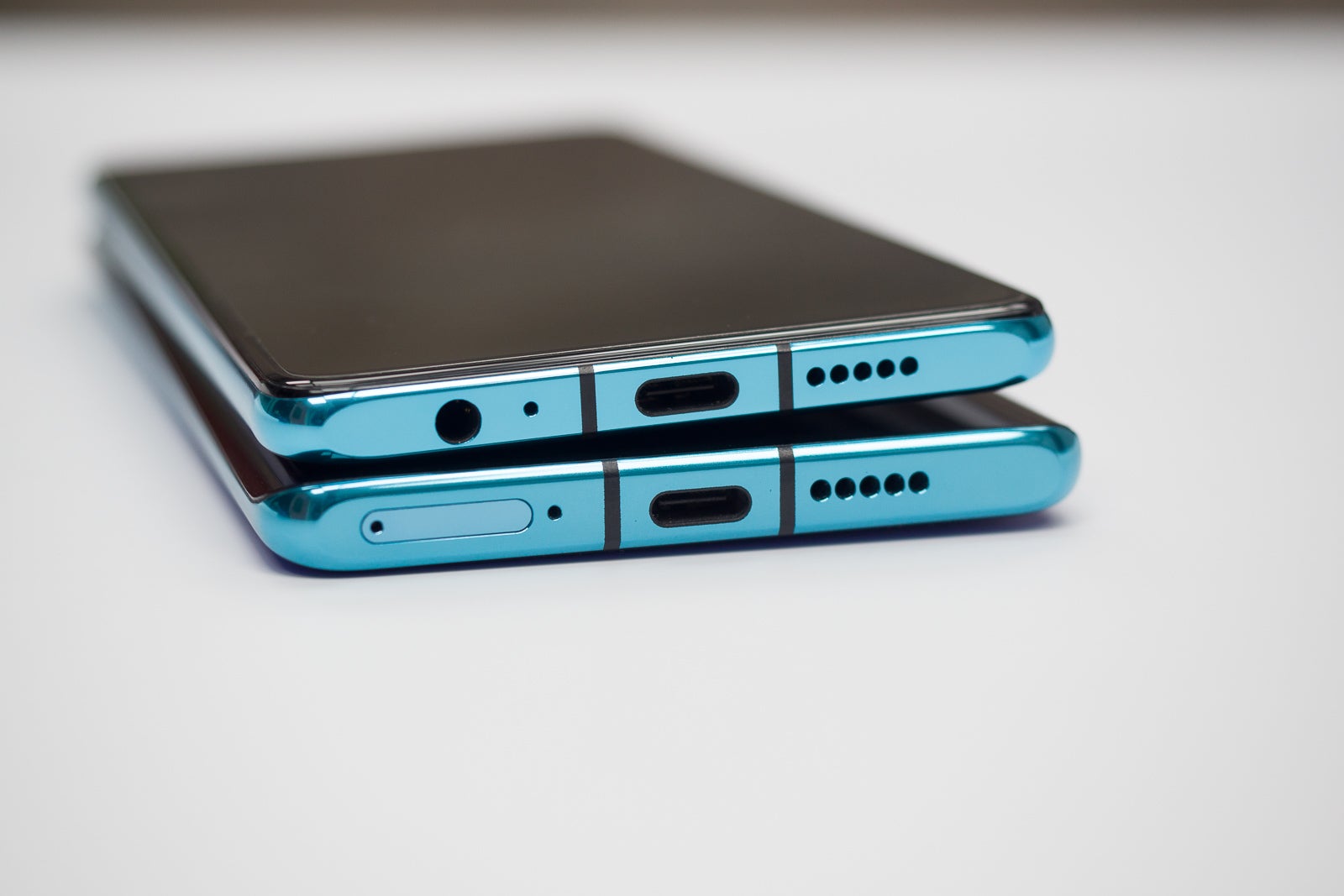 Huawei P30 on the top, P30 Pro -- on the bottom - Huawei P30 Review