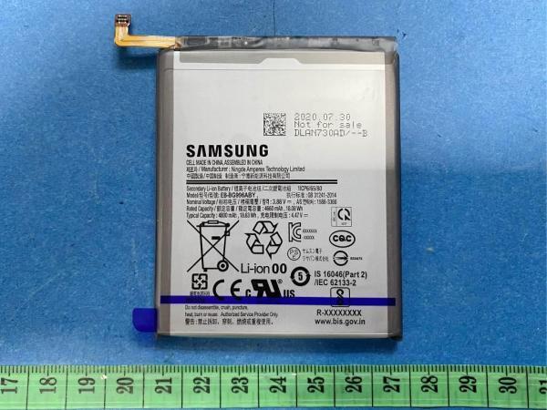 The 4800mAh battery of the S21+ is bigger than the S20+ unit but still no match for the S21 Ultra&#039;s 5000mAh piece - Samsung Galaxy S21 Ultra vs Galaxy S21 Plus