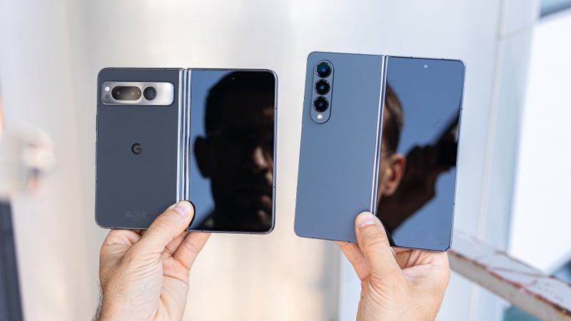 Pixel Fold (left) vs Galaxy Fold 4 (right)