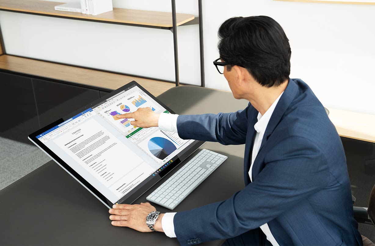 一个人在 Surface Studio 2+ 商用版上使用 Microsoft 365。