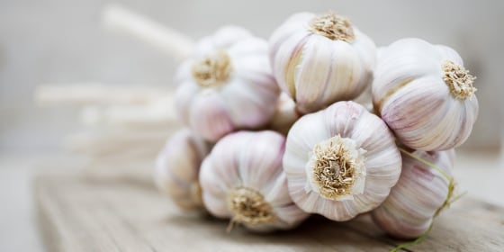 Garlic contains plant compounds that have anti-inflammatory properties.