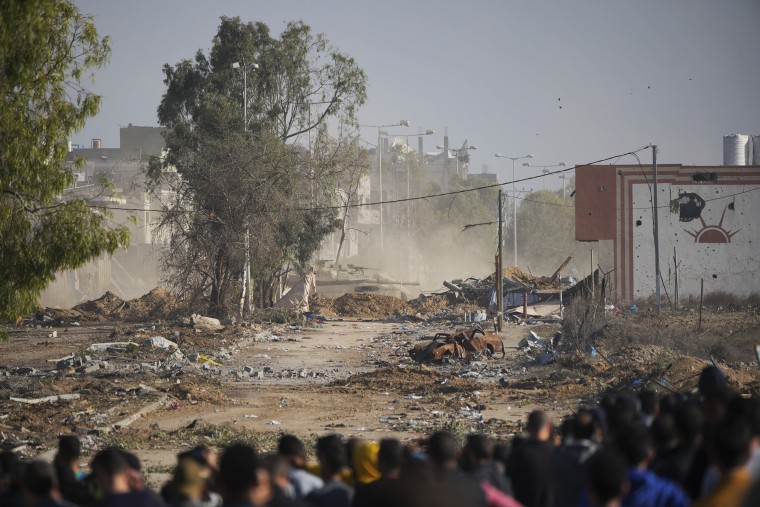 Palestinians attempt to cross back in to northern Gaza