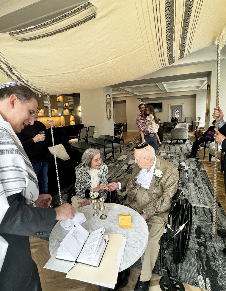 The couple had a traditional Jewish wedding at their retirement community.
