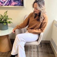 Woman wearing White NYDJ pants