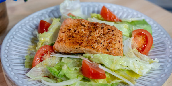 Pan-Seared Salmon Salad with Lemon Vinaigrette