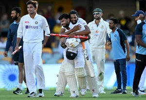 X/ @bhaskar_sanu08 : Rishabh Pant surrounded by Indian players after playing the match-winning knock at Gabba in 2021 
