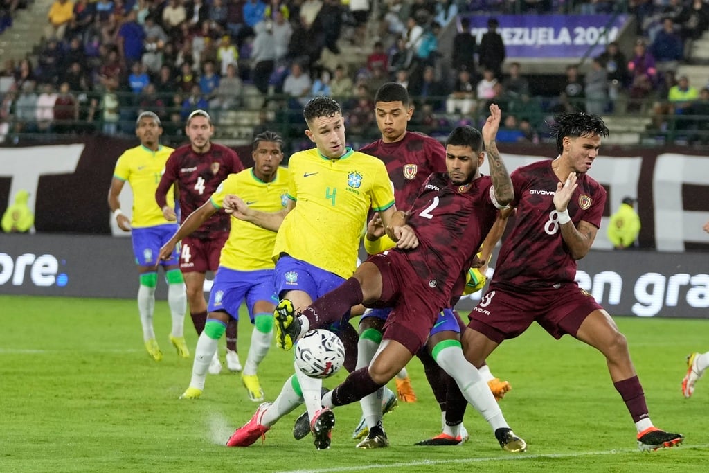 Defending champions Brazil have beaten Venezuela 2-1 in the CONMEBOL Under-23 Pre-Olympic Tournament at Brigido Iriarte stadium in Caracas, Venezuela.
