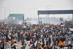 PTI : Protesting farmers gathered at Punjab-Haryana border |