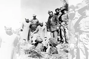 Photo: Getty Images : With the Troops: Former Defence Minister Y B Chavan and Jawaharlal Nehru on a visit to the trenches in Northeast India
