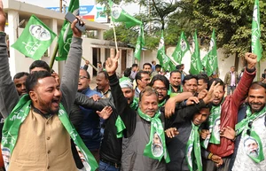 Getty Images : JMM workers celebrate after the Jharkhand assembly election results at state party headquarters on December 23, 2019 in Ranchi.