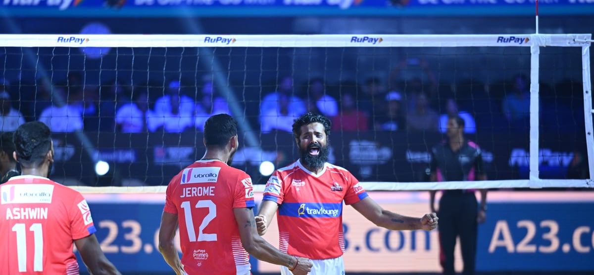 Prime Volleyball League Media : File photo of Calicut Heroes setter Mohan Ukkrapandian (right) in action during the 2022 season of Prime Volleyball League. 