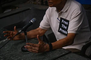 Kabir Jhangiani/NurPhoto via Getty Images : A member of the media wears a placard as he speaks during a protest for the press freedom in India, in New Delhi, India on October 16, 2023
