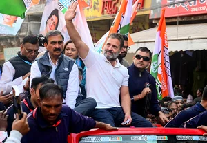 Getty Images : India's Congress party leader Rahul Gandhi (C) waves to his supporters